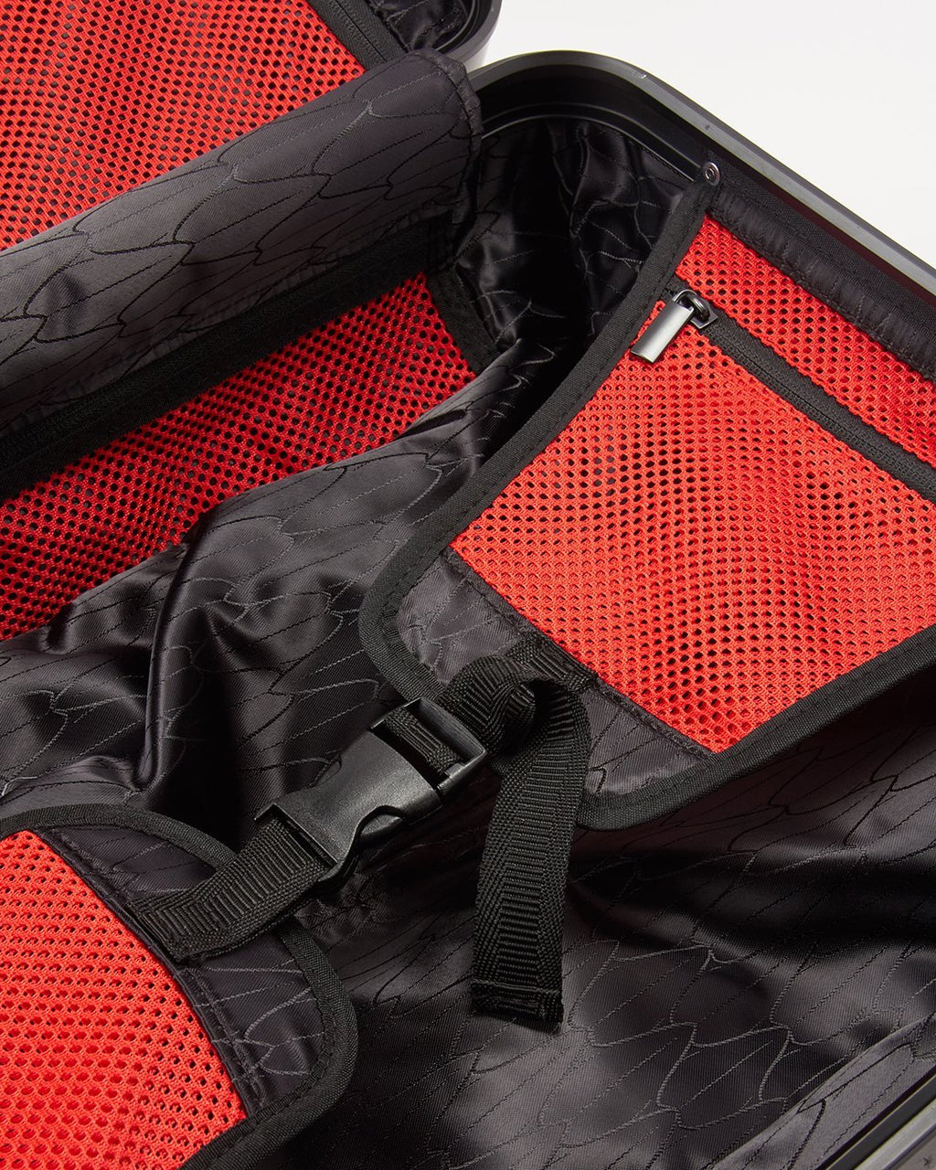 JUNGLE PARIS 29.5ƒ?� FULL-SIZE SHARKITECTURE LUGGAGE