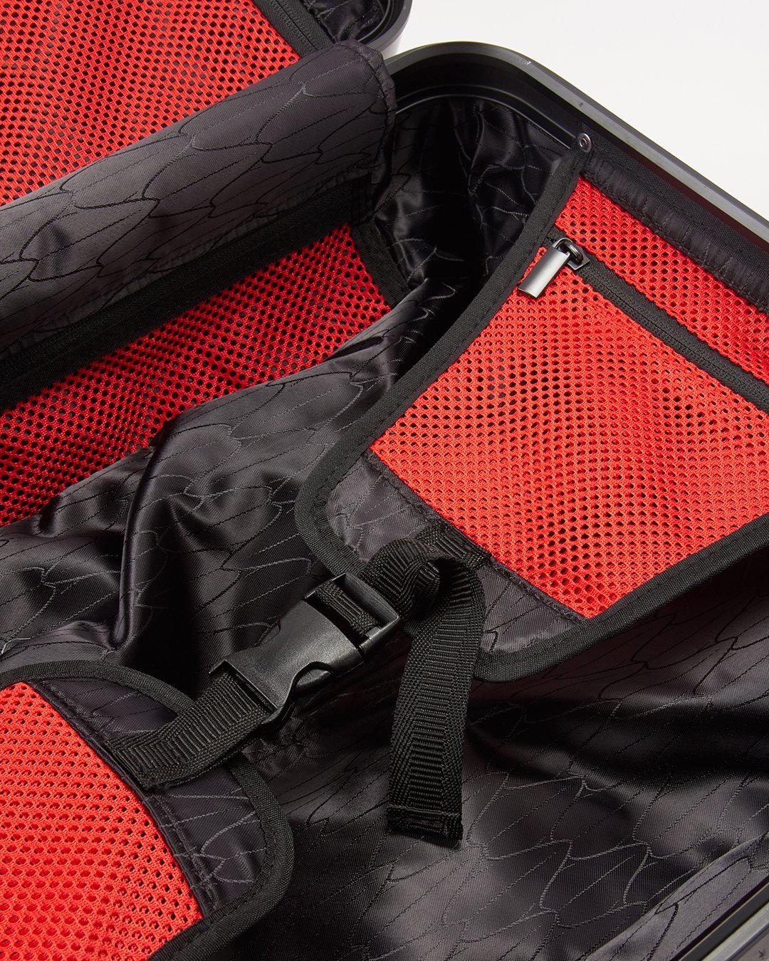 JUNGLE PARIS 29.5ƒ?� FULL-SIZE SHARKITECTURE LUGGAGE